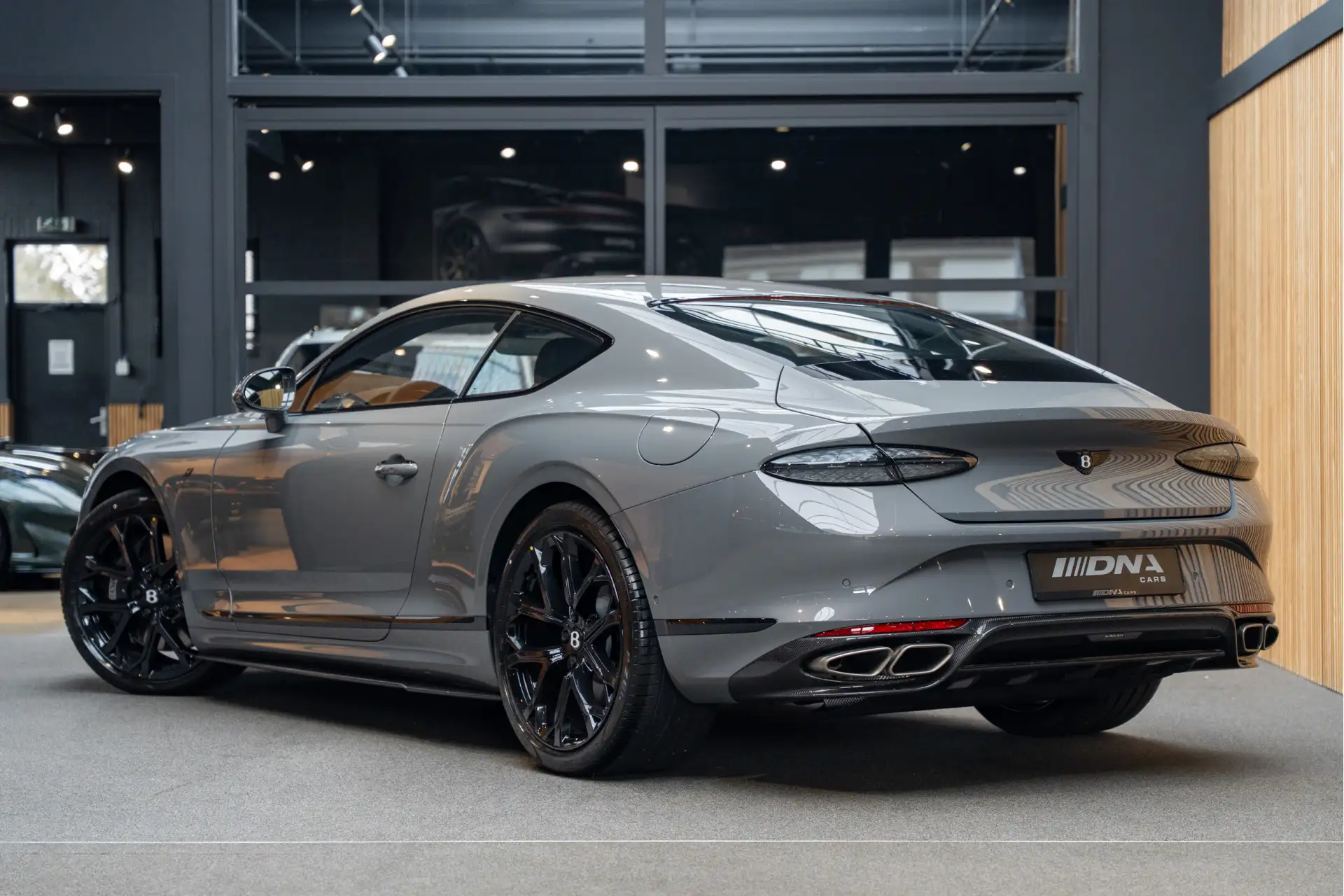 벤틀리 컨티넨탈 4.0 V8 Plug-in Hybrid 2026 실버 사진 5