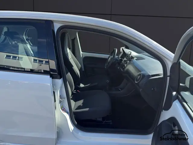 Volkswagen up! view 13