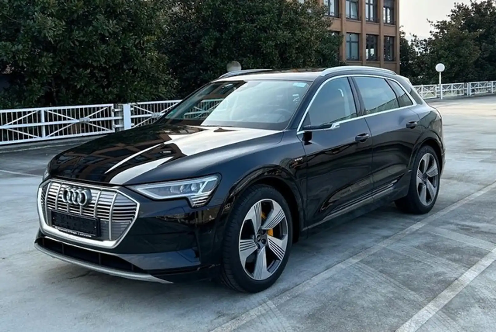 Audi e-tron 55 quattro advanced NP: 114T¤ Schwarz - 1