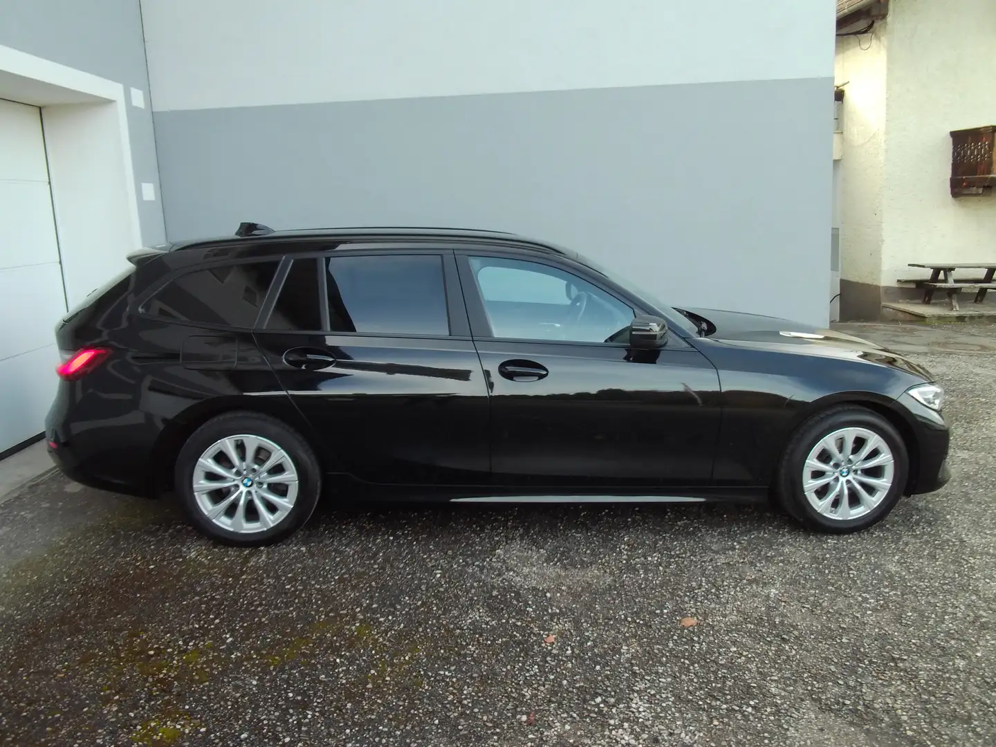 BMW 318 d NAVI PROF, AHK, LED +, HARMAN KARDON, SHZ Schwarz - 1
