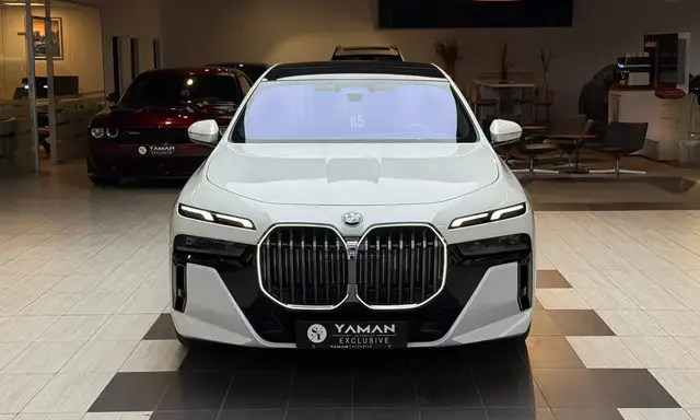BMW 7 Series view 4