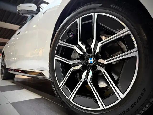 BMW 7 Series view 7