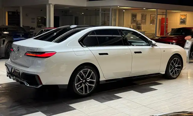 BMW 7 Series view 8