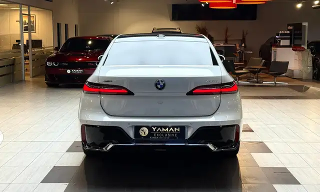 BMW 7 Series view 9