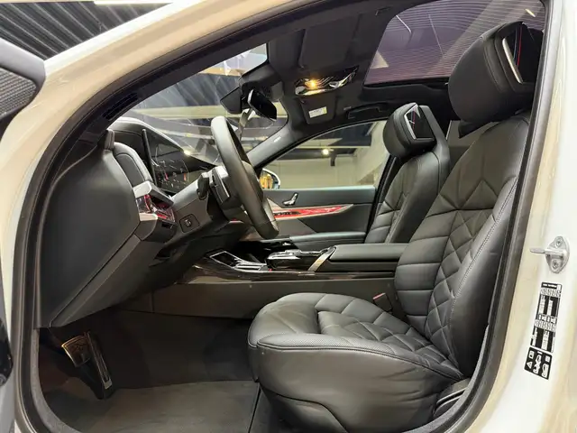 BMW 7 Series view 12