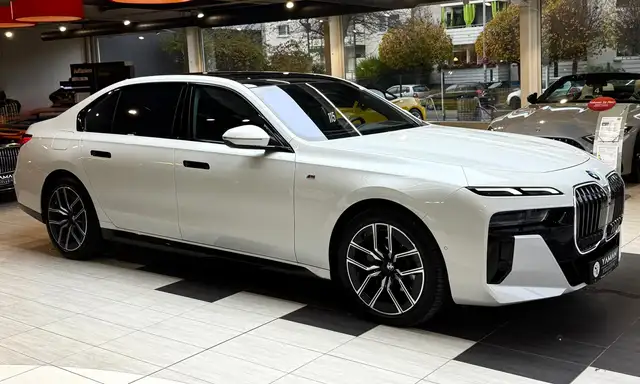 BMW 7 Series view 5