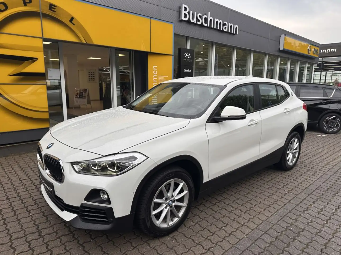 BMW X2 sDrive18i Aut. +RFK+PDC+LED+ Alb - 1