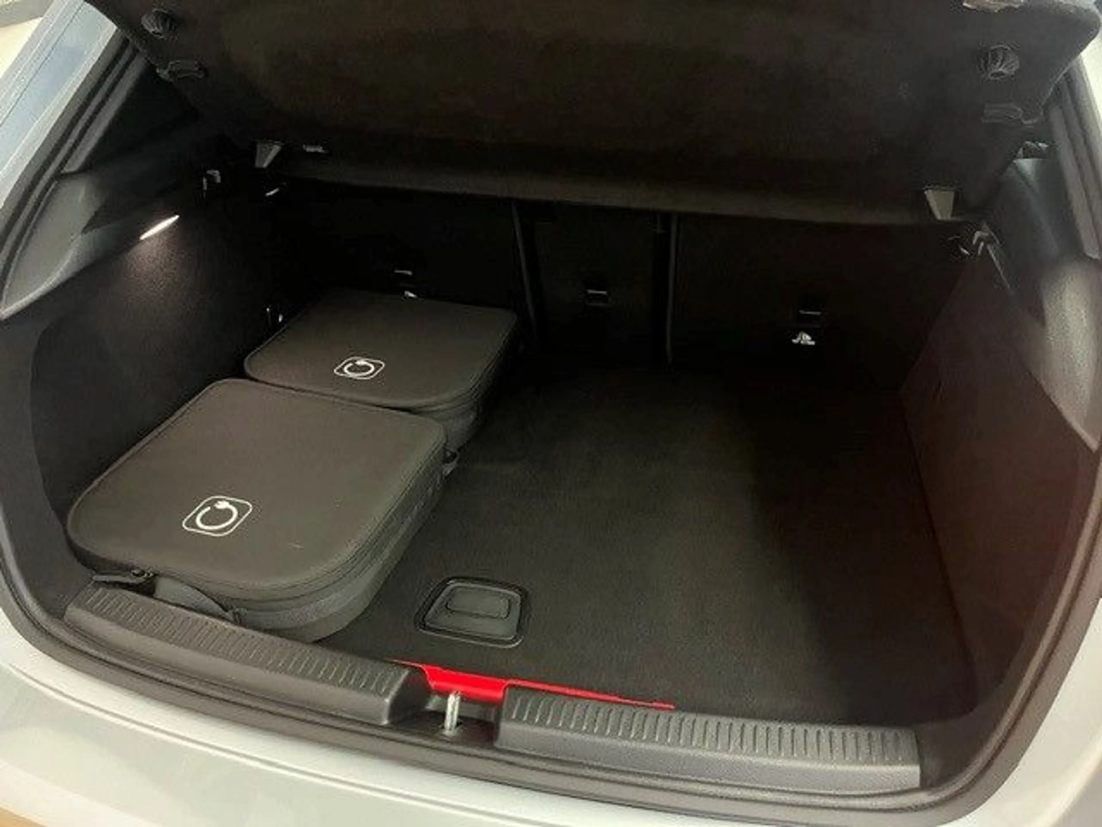 Mercedes-Benz A 250 e AMG-Line Panorama Distronic Keyless Go — photo 12