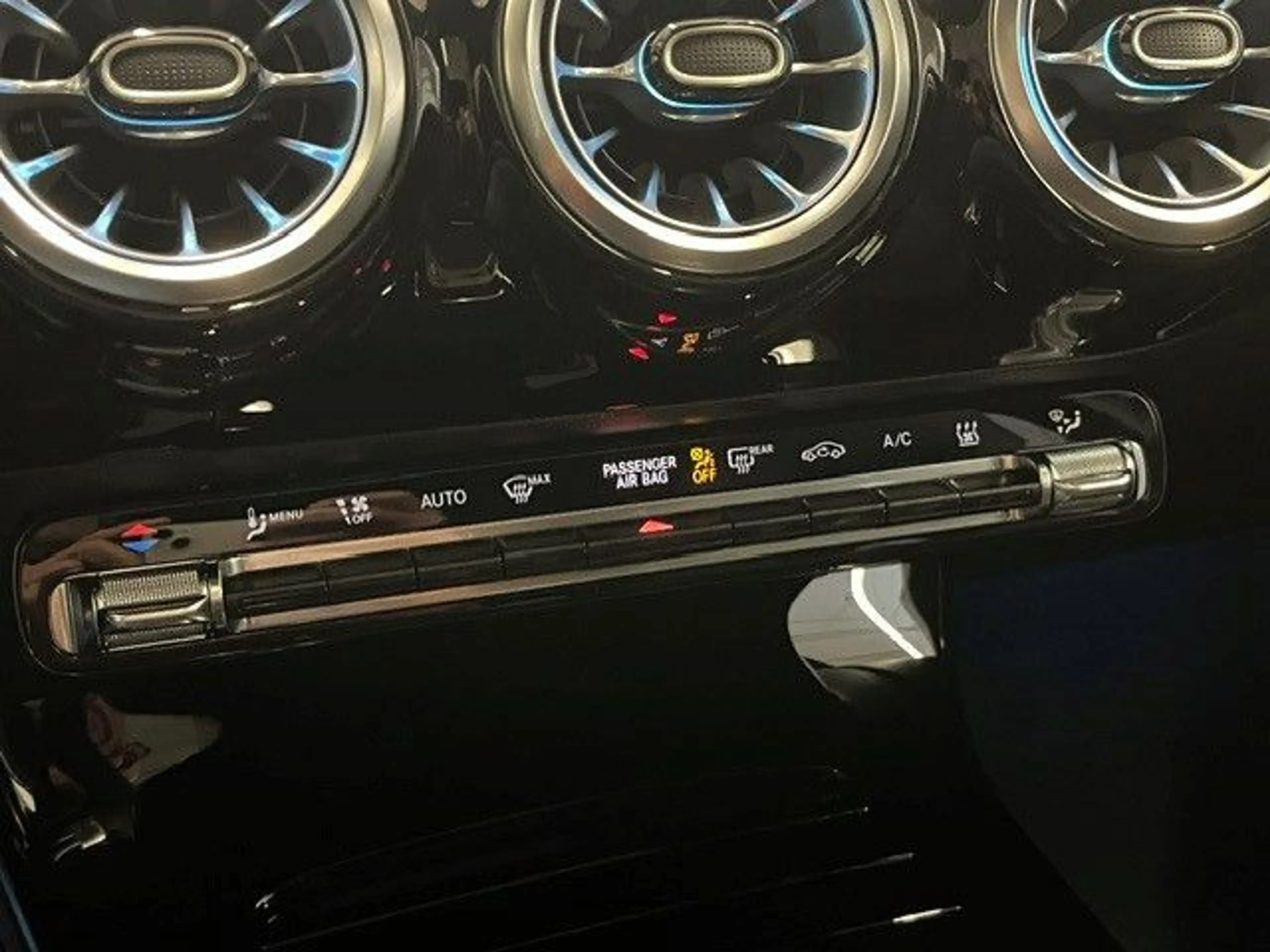 Mercedes-Benz A 250 e AMG-Line Panorama Distronic Keyless Go — photo 8