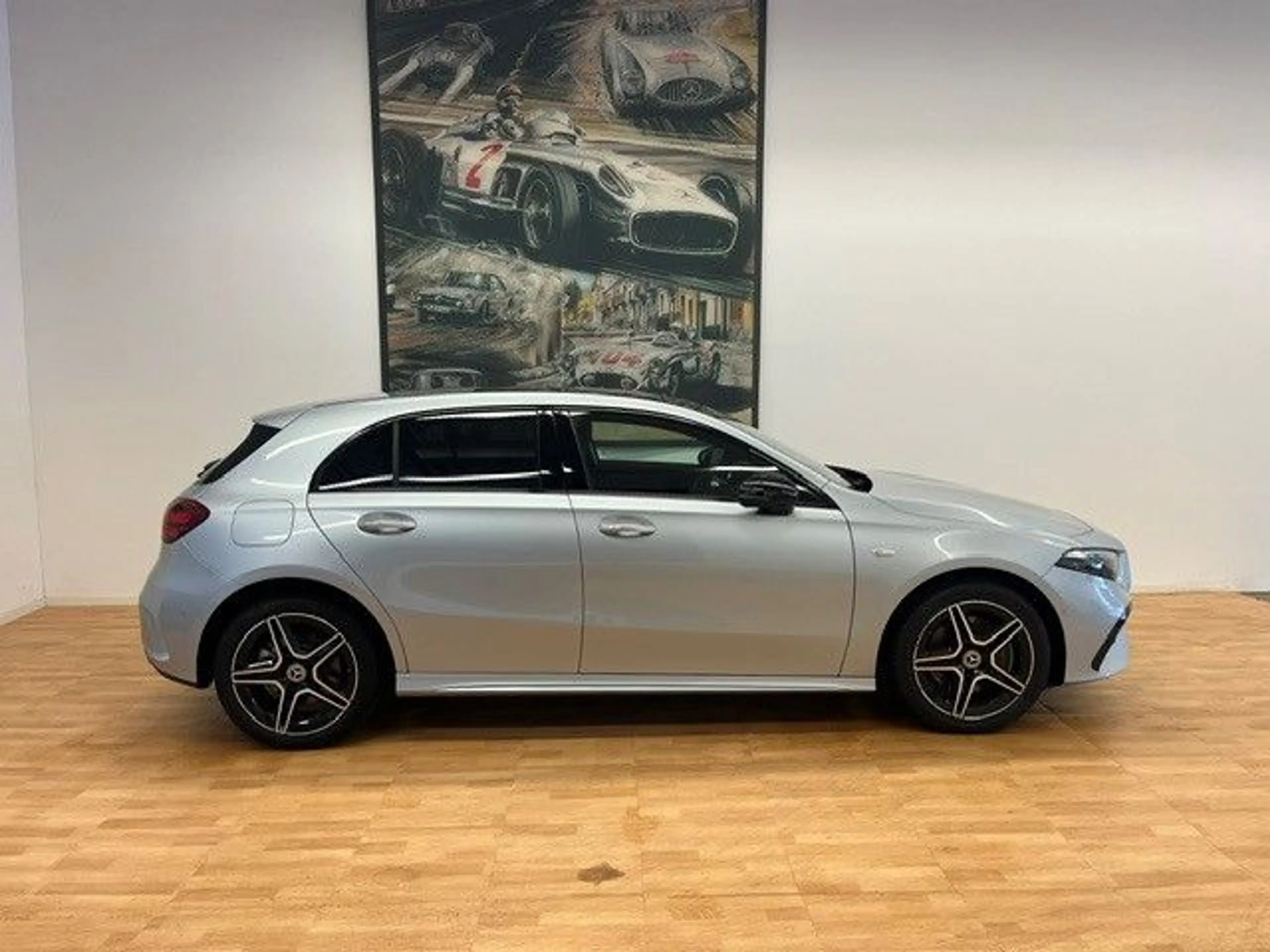 Mercedes-Benz A 250 e AMG-Line Panorama Distronic Keyless Go — photo 5