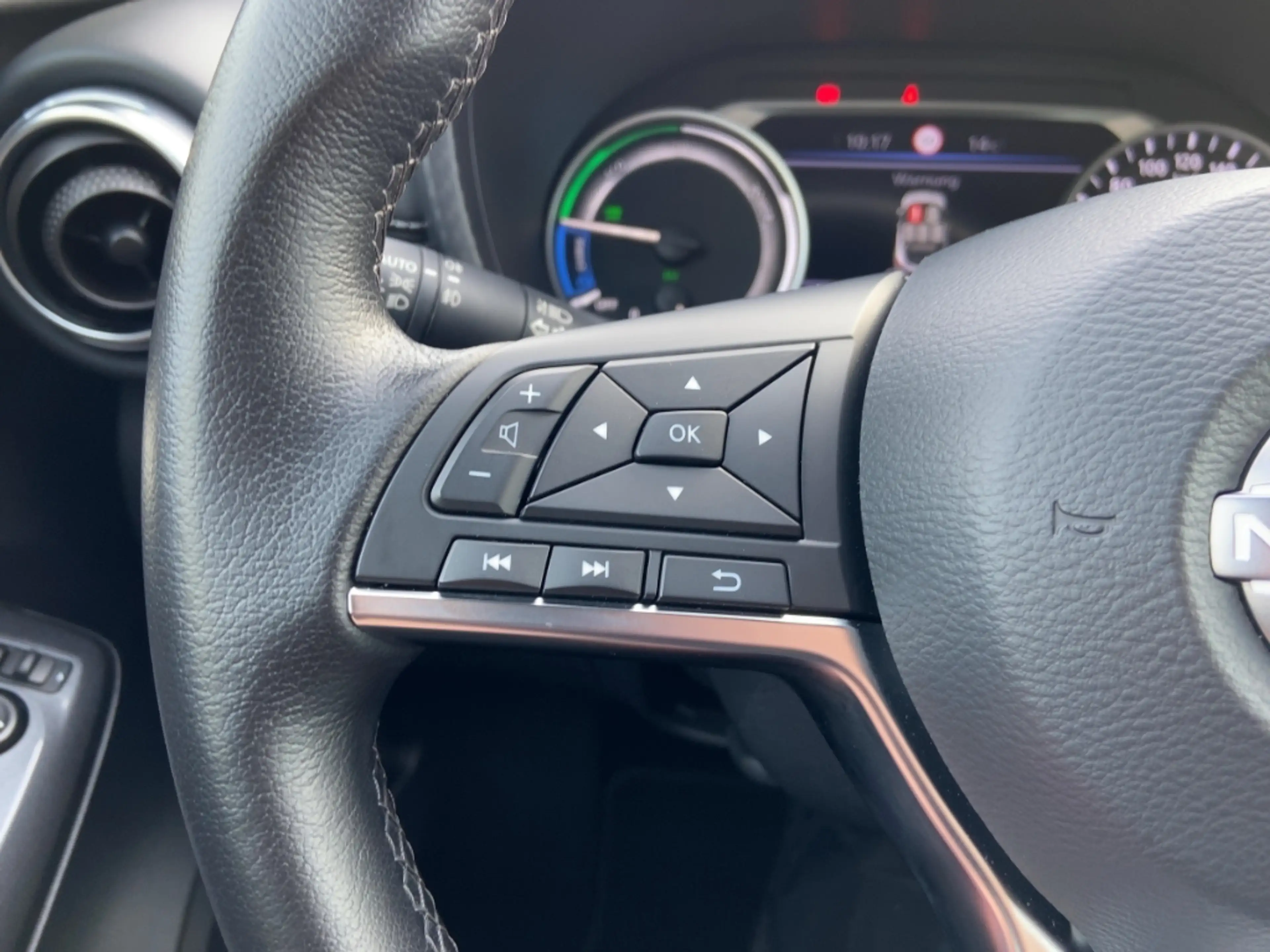 Nissan Juke Tekna Hybrid  4AMT-Navi-SitzHzg.-Kamera-2 Farben — photo 11