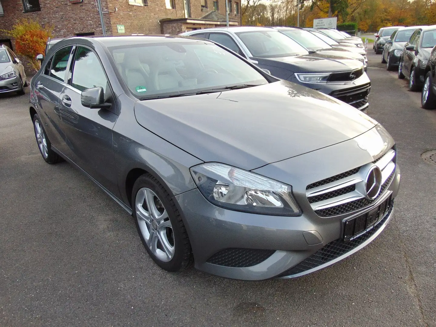 Mercedes-Benz A 180 BlueEFFICIENCY Style Edition Grau - 2
