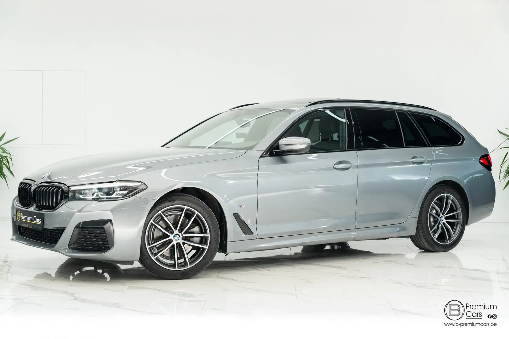BMW 518 d touring M-pack! Full, Pano, Camera, Trekhaak! Zilver - 1