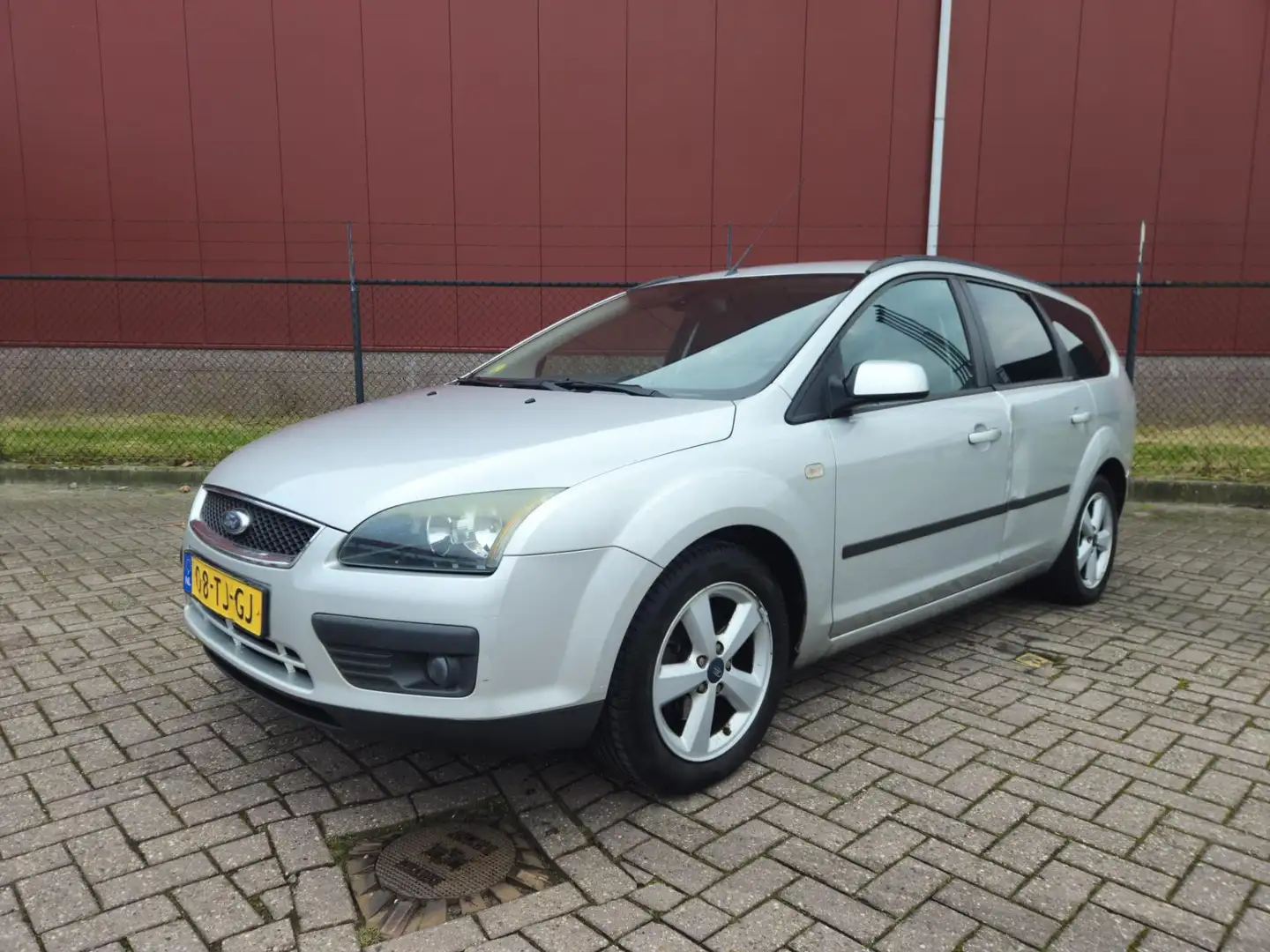 Ford Focus Wagon 1.6-16V Futura Grau - 1