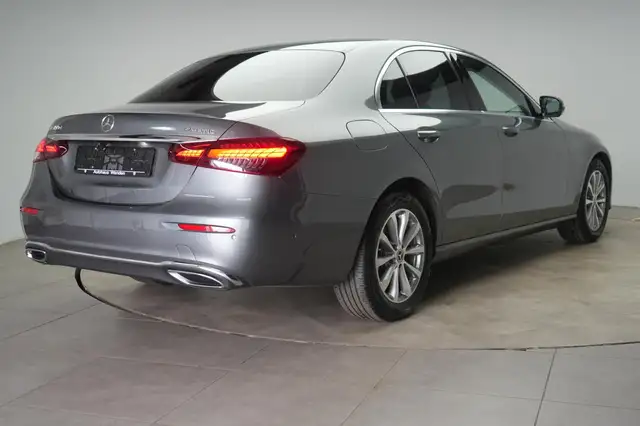Mercedes-Benz 300 view 4