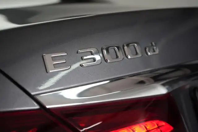 Mercedes-Benz 300 view 9