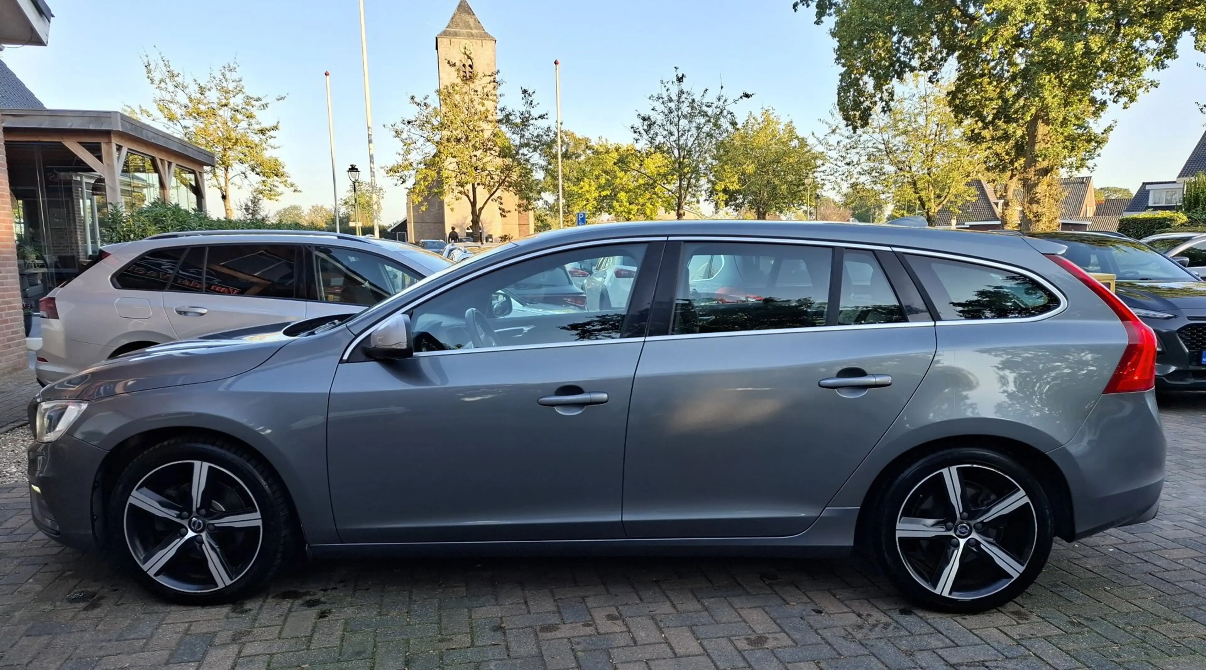 Volvo V60 2.0 T4 Business Sport R-Design! NL auto. 2de eigen — photo 11