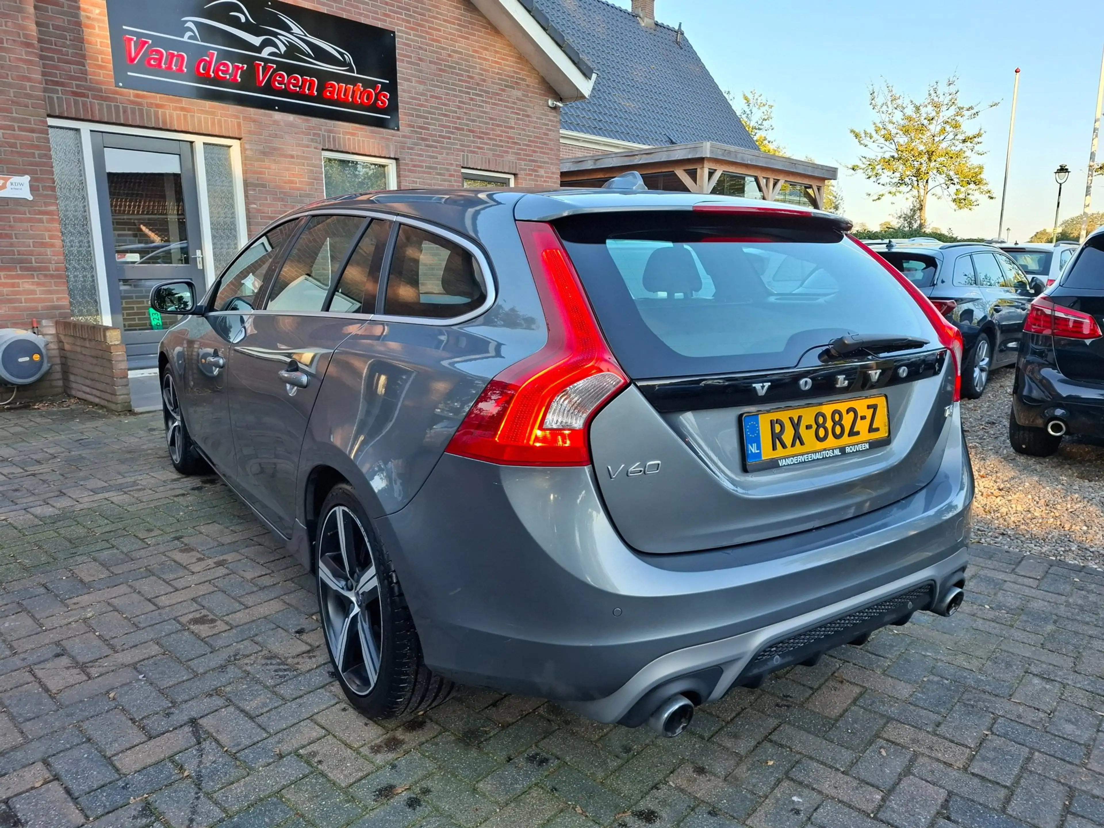 Volvo V60 2.0 T4 Business Sport R-Design! NL auto. 2de eigen — photo 3