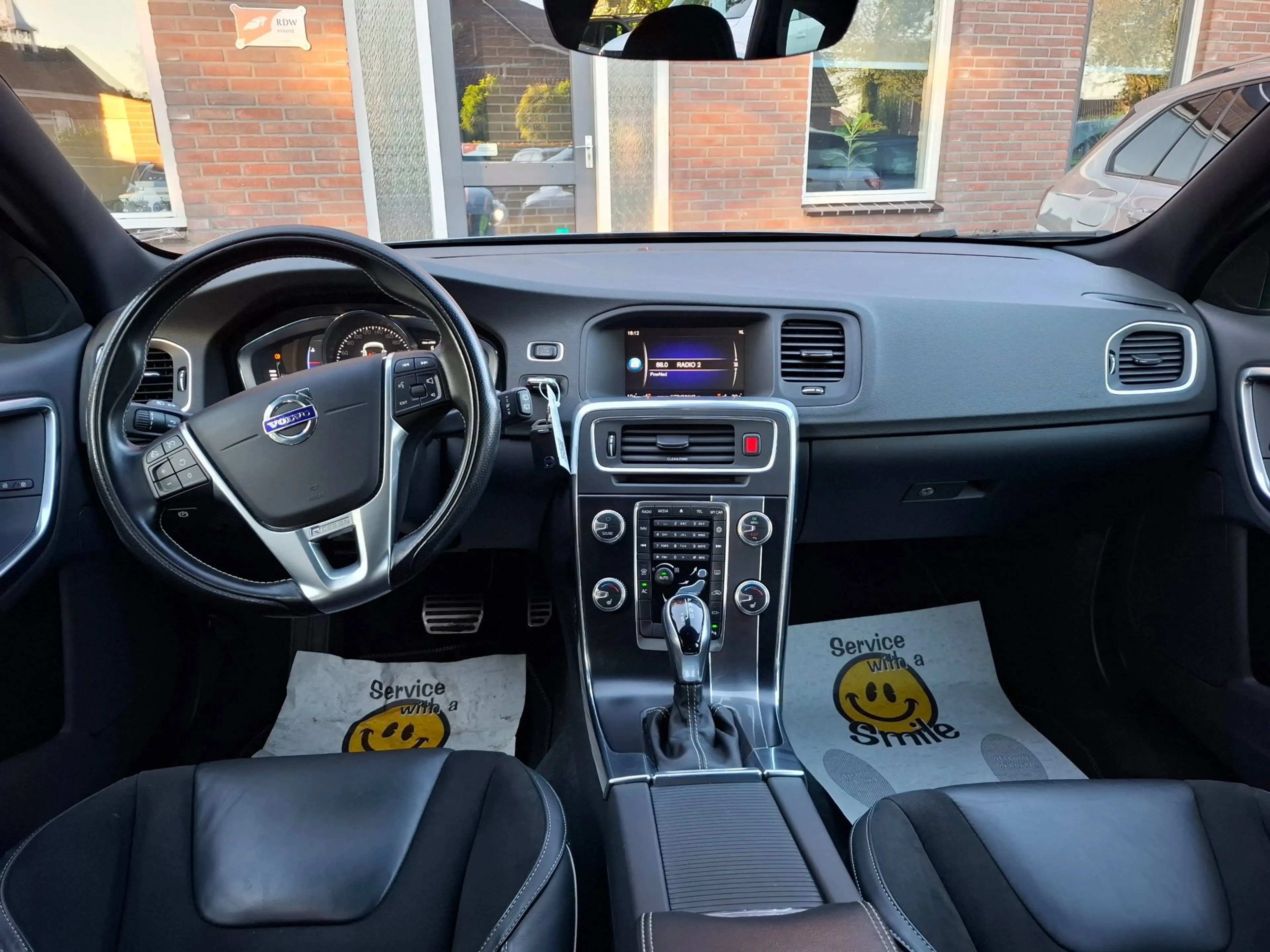 Volvo V60 2.0 T4 Business Sport R-Design! NL auto. 2de eigen — photo 2
