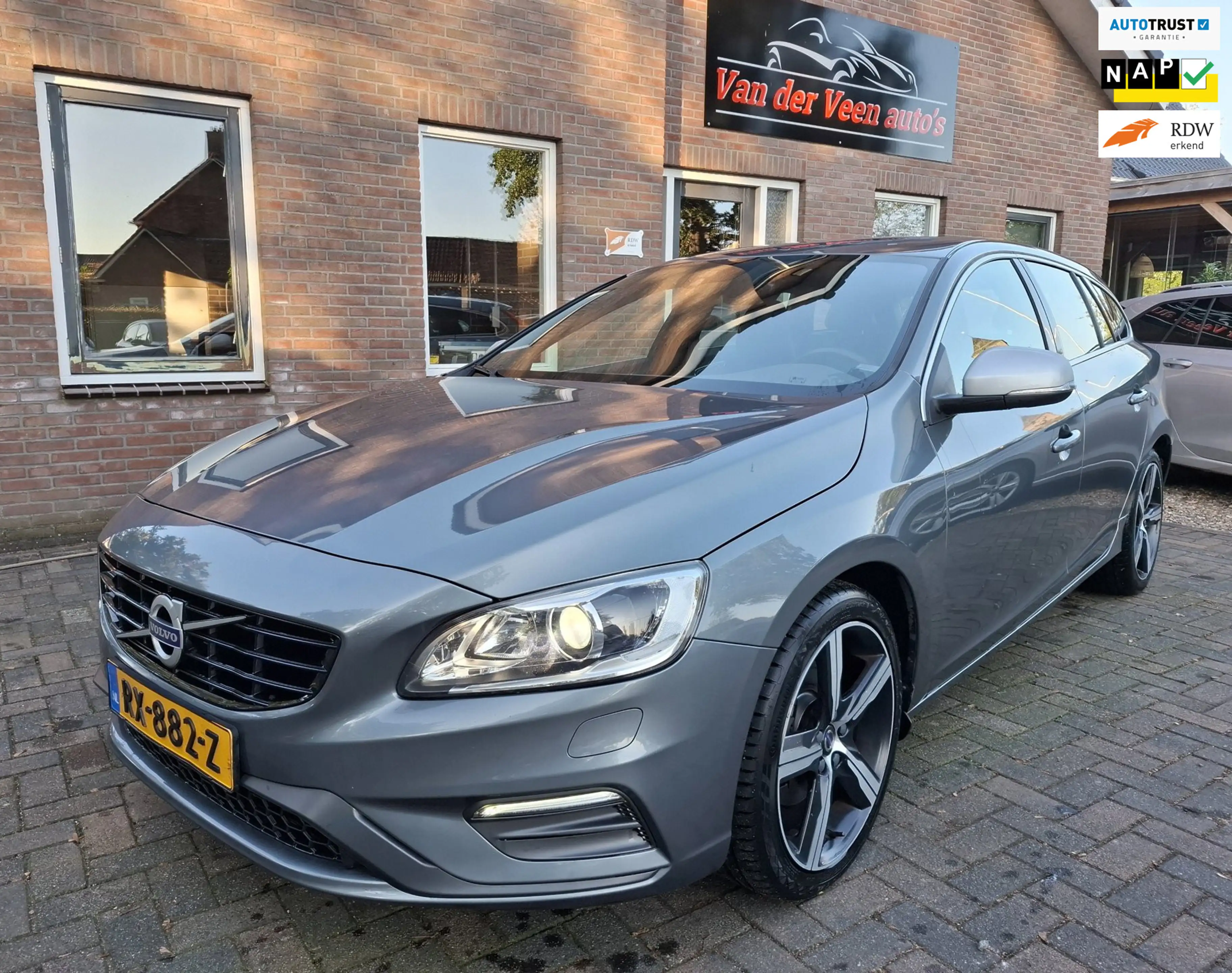 Volvo V60 2.0 T4 Business Sport R-Design! NL auto. 2de eigen