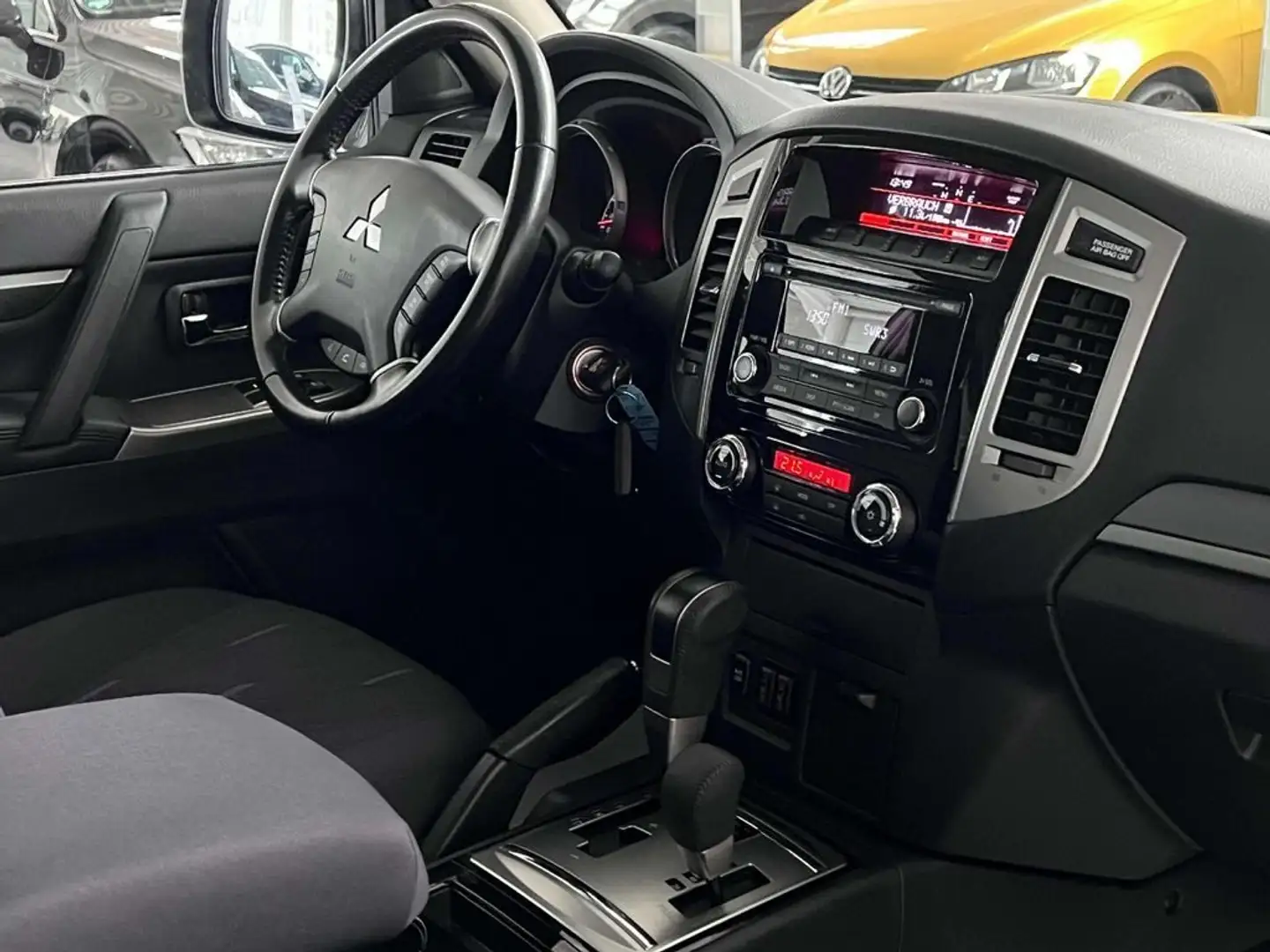 Mitsubishi Pajero 3.2 DI-D 16V aut. 3p. Final Edition Alb - 2