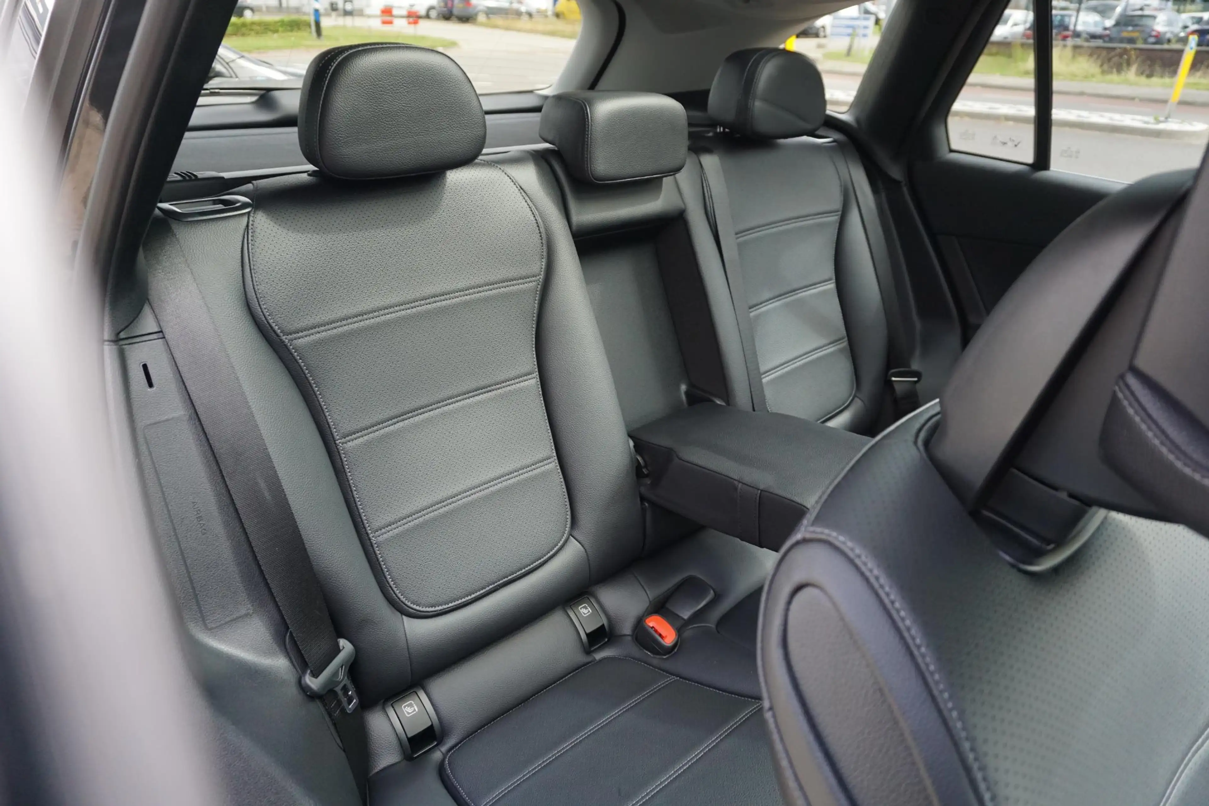 Mercedes-Benz GLC 300 300e 4MATIC Luxury Line | PANO | Trekhaak | LED — photo 7