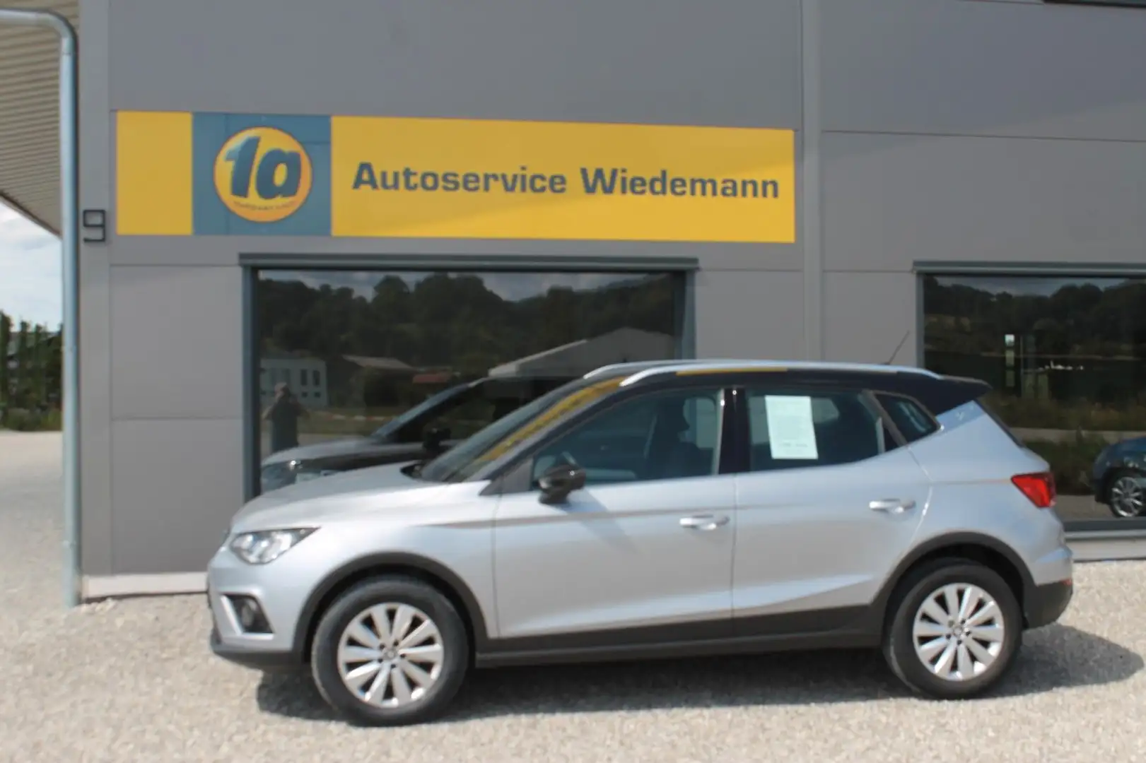 SEAT Arona 1.0 EcoTSI Start&Stop 85kW XCELLENCE Silber - 1