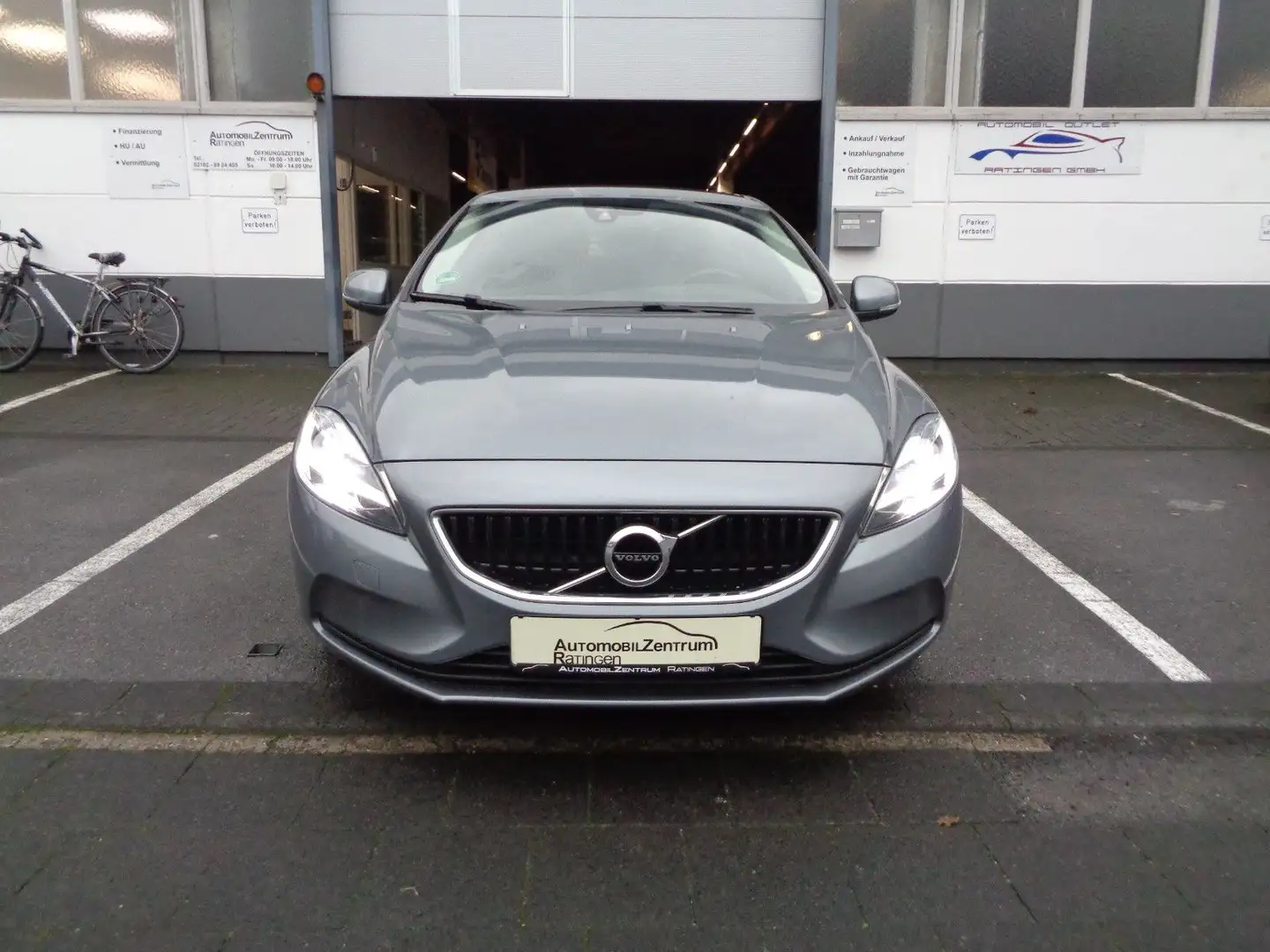 Volvo V40 Black Edition 2.0 D2 Momentum 2.HD*LED*NAVI Grau - 2