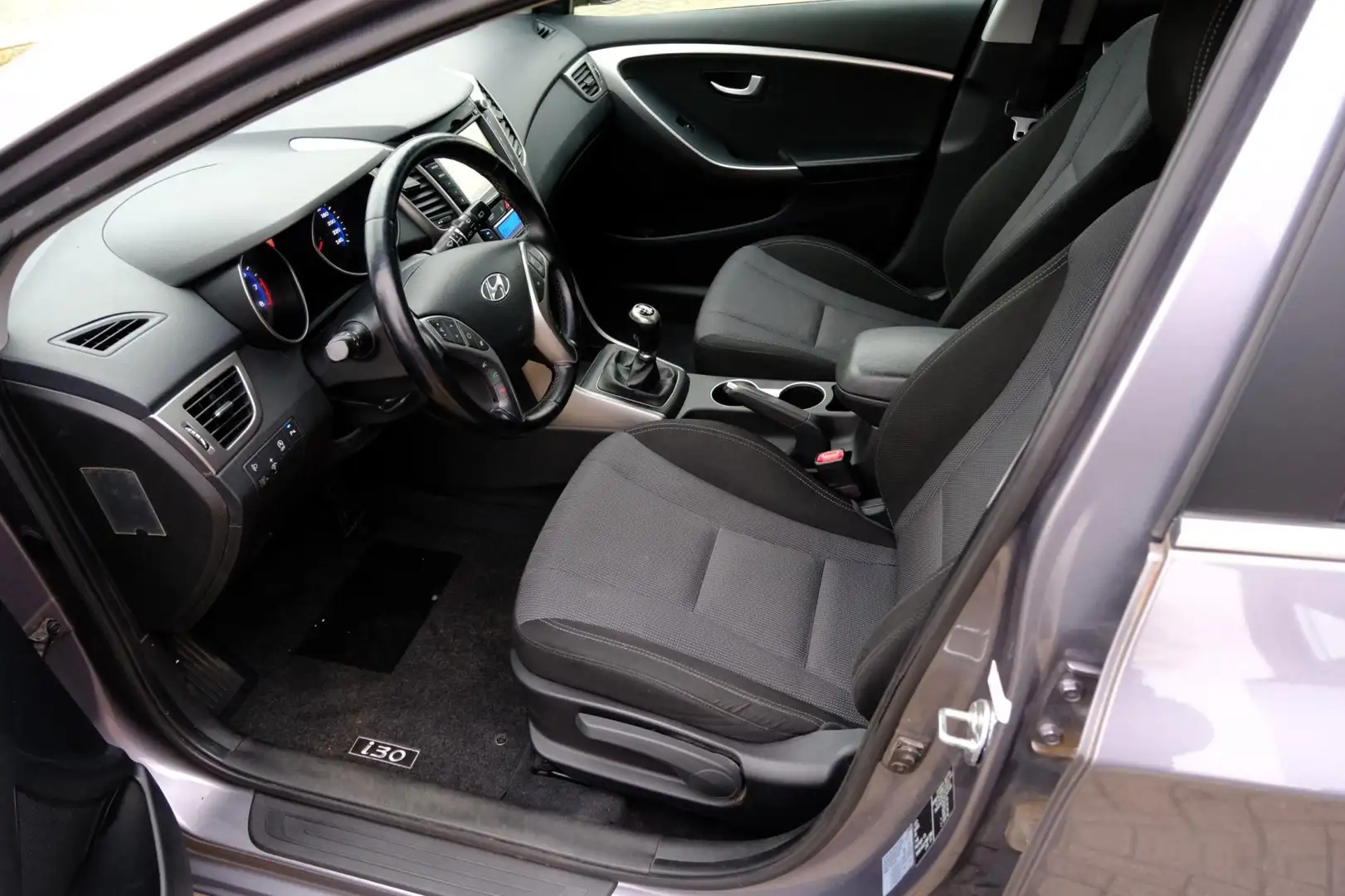Hyundai i30 Wagon 1.6 GDi i-Motion Clima|Cruise|Navi|Camera Grijs - 2