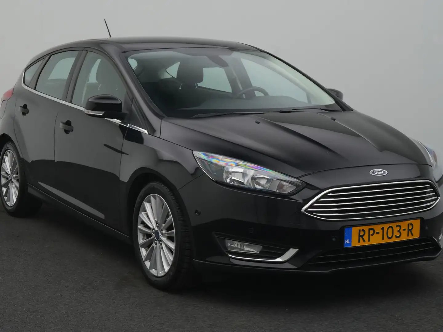 Ford Focus Focus 1.0 Ecoboost Titanium Dealer Onderhouden Zwart - 2