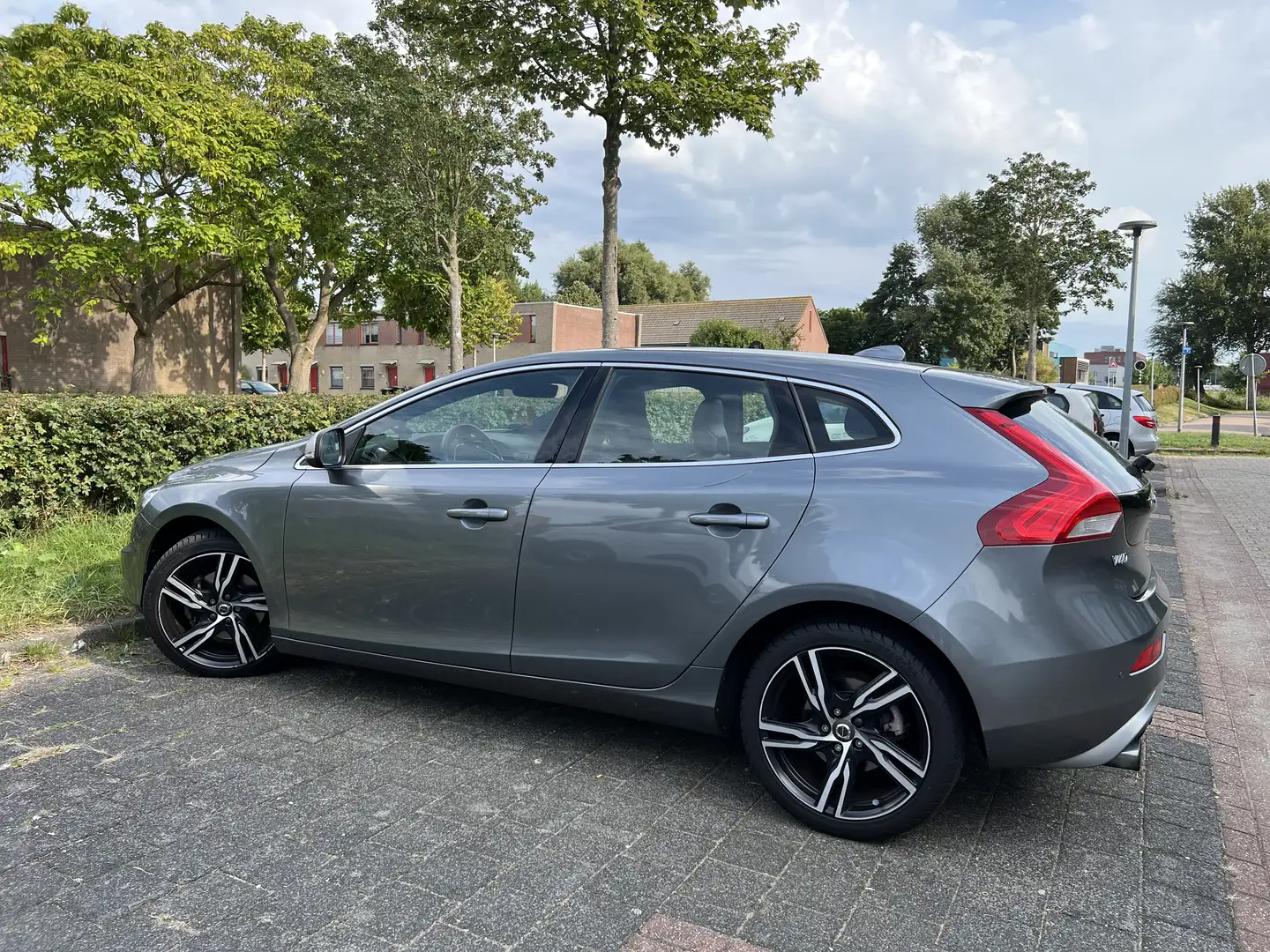 Volvo V40 2.0 T2 R-Design Grijs - 2