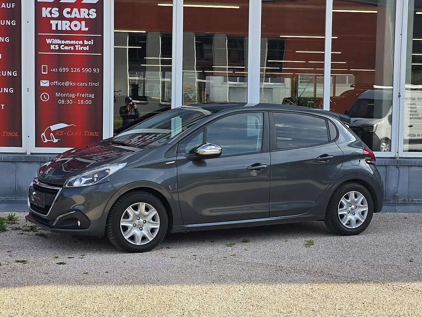 Peugeot 208 1.2 12V VTi/PureTech 82 Style "15000 KM" Silber - 1