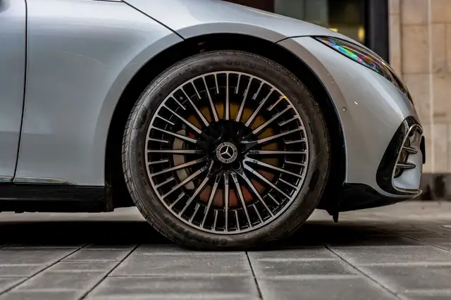 Mercedes-Benz Eqs view 6