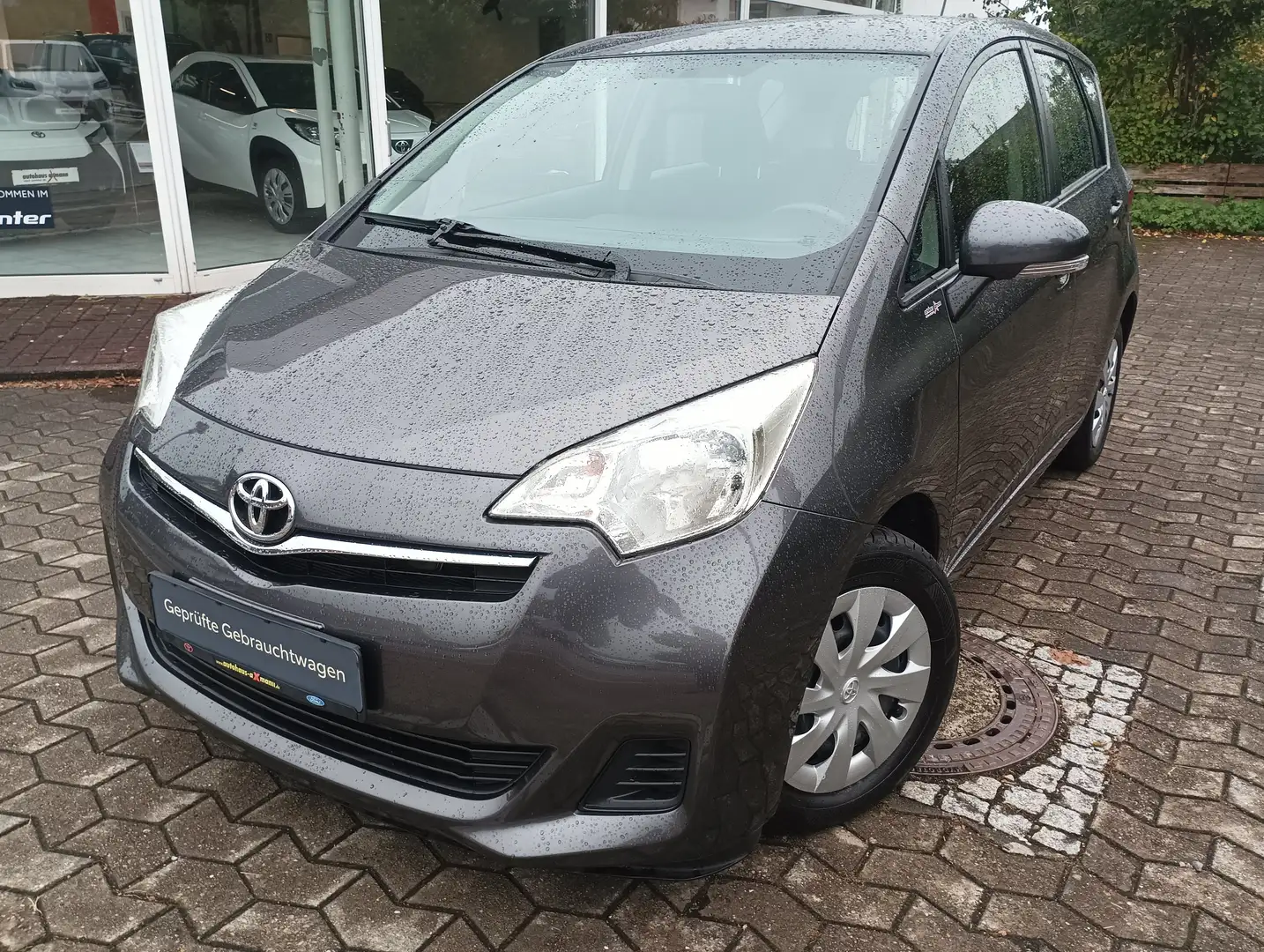 Toyota Verso-S Verso S 1.33 VVT-i Life Grau - 2