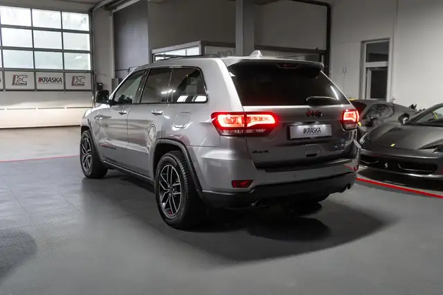 Jeep Grand Cherokee view 11