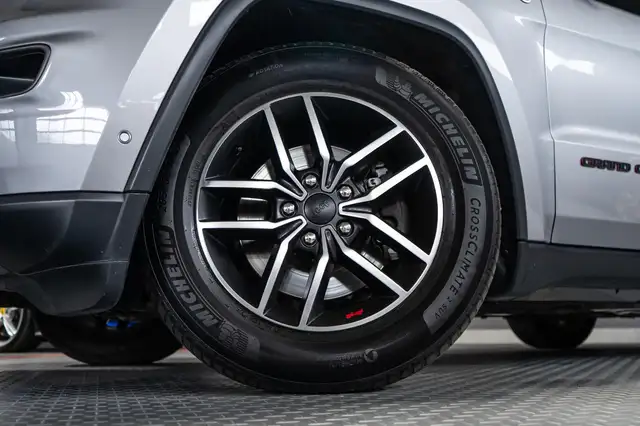 Jeep Grand Cherokee view 3