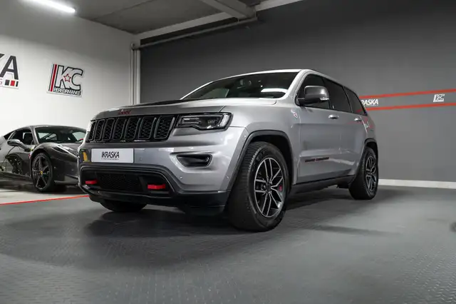 Jeep Grand Cherokee view 4
