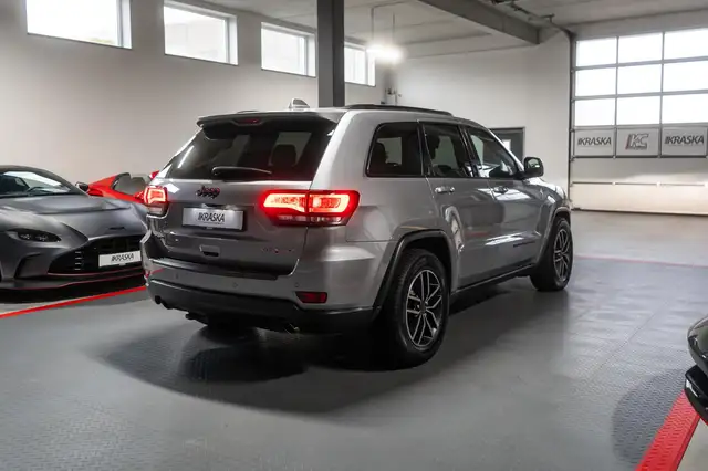 Jeep Grand Cherokee view 7