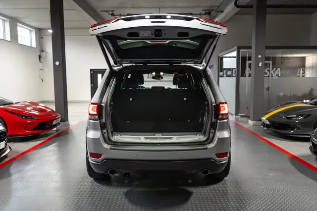 Jeep Grand Cherokee view 9