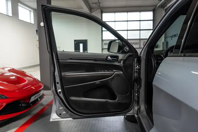 Jeep Grand Cherokee view 12