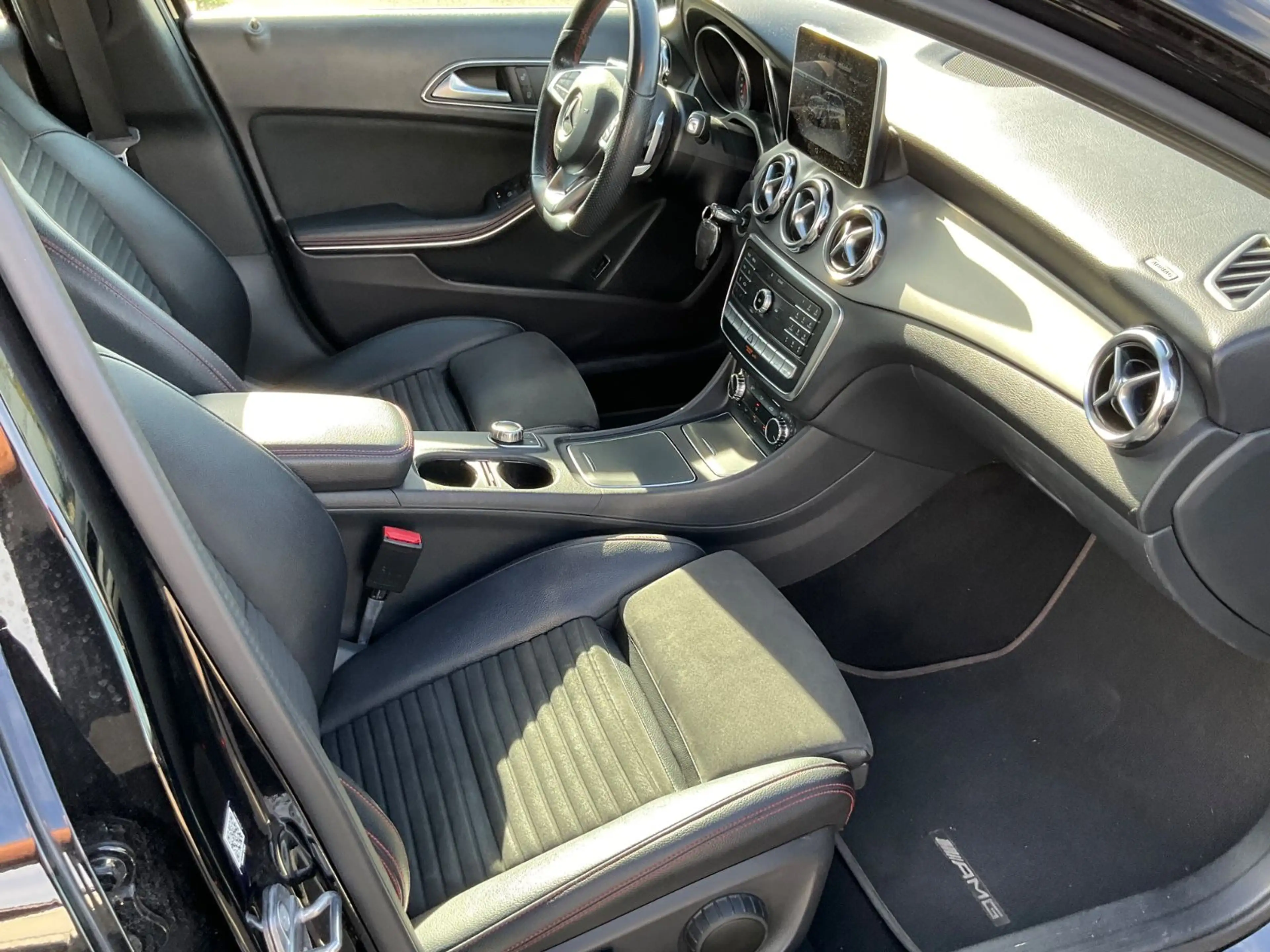 Mercedes-Benz GLA 250 4Matic . Sport + AMG Line ! — photo 11