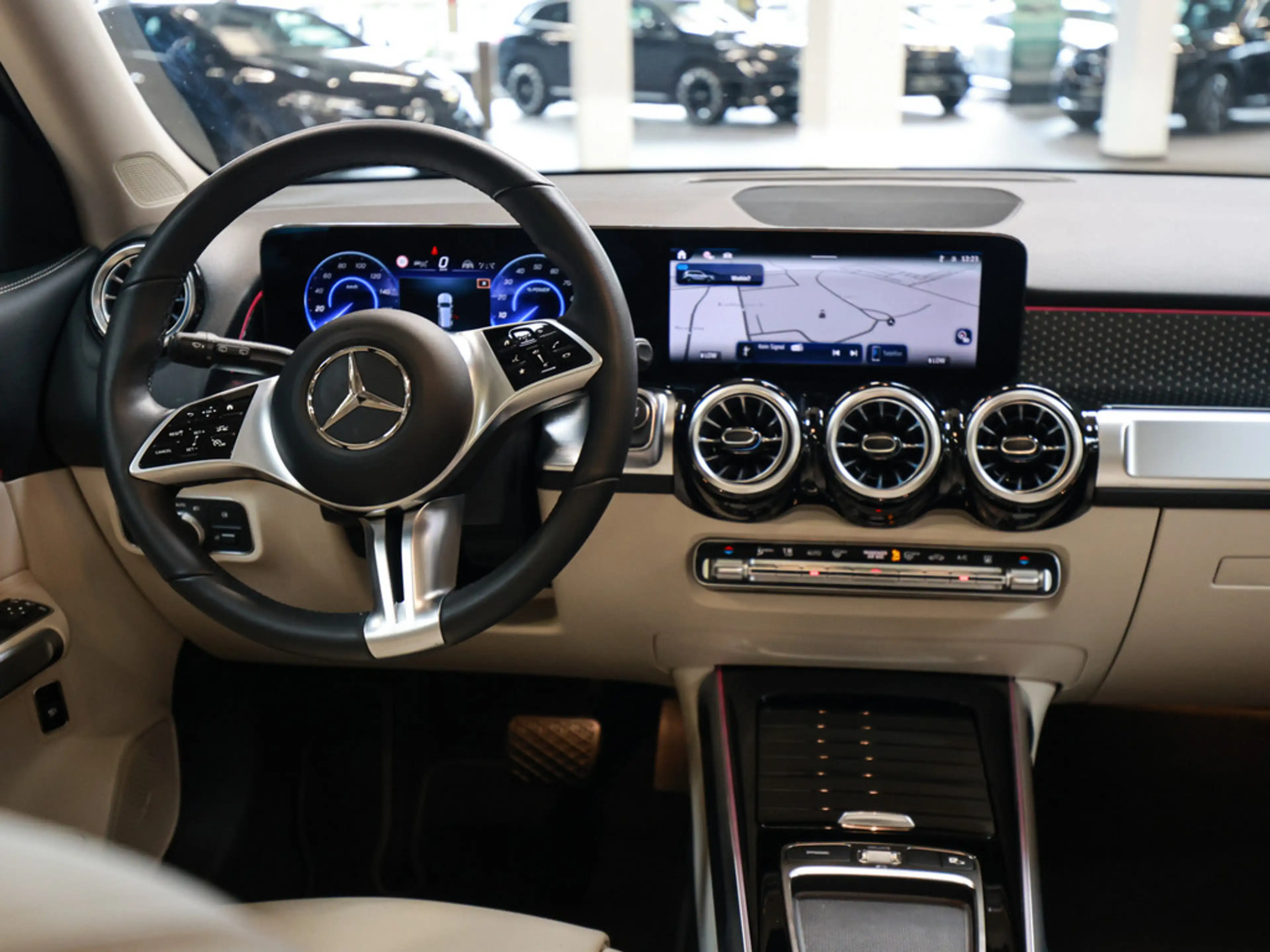 Mercedes-Benz EQB 250 + Progressive Advanced+ ACC PANO LED — photo 12