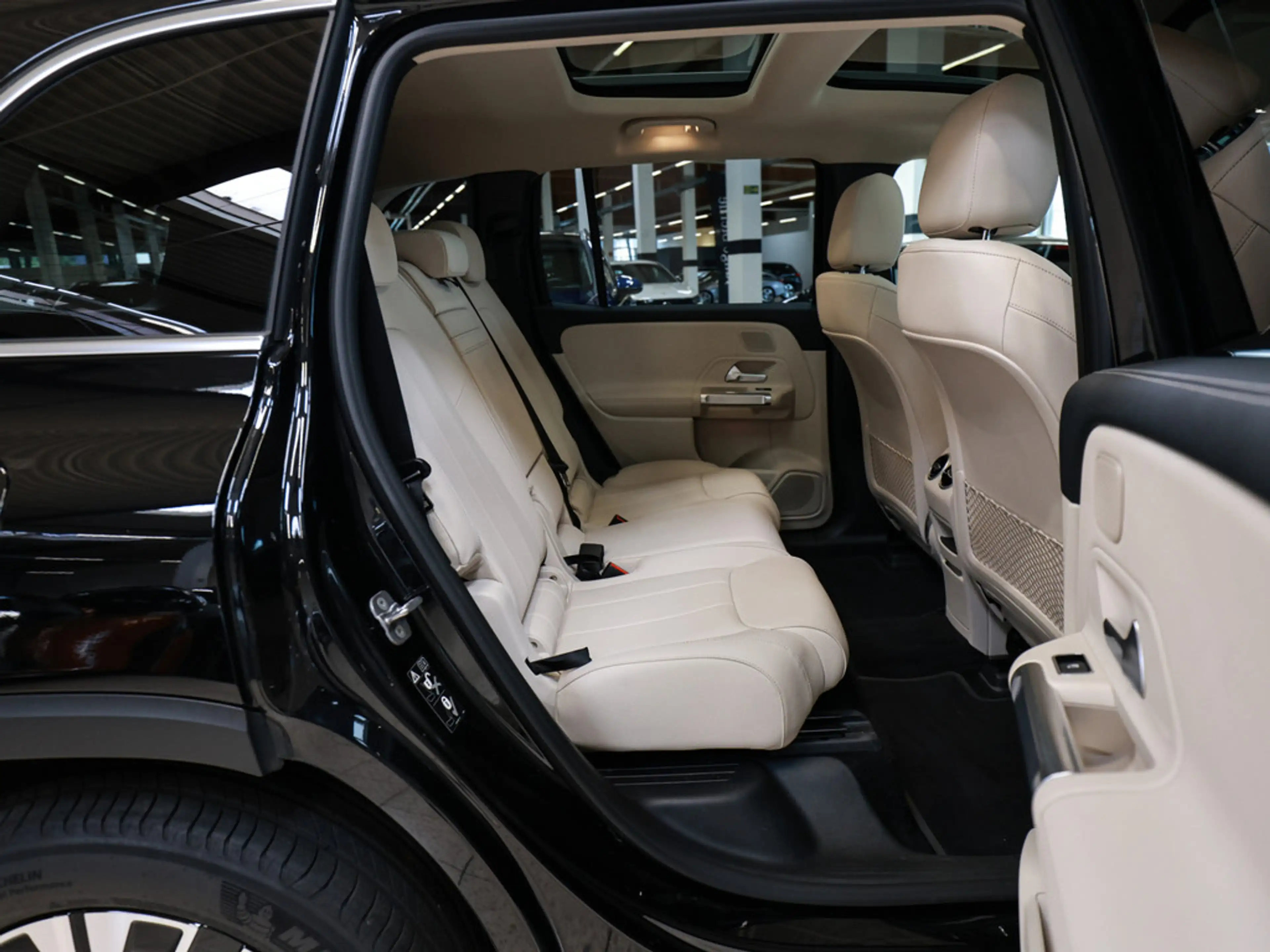 Mercedes-Benz EQB 250 + Progressive Advanced+ ACC PANO LED — photo 9