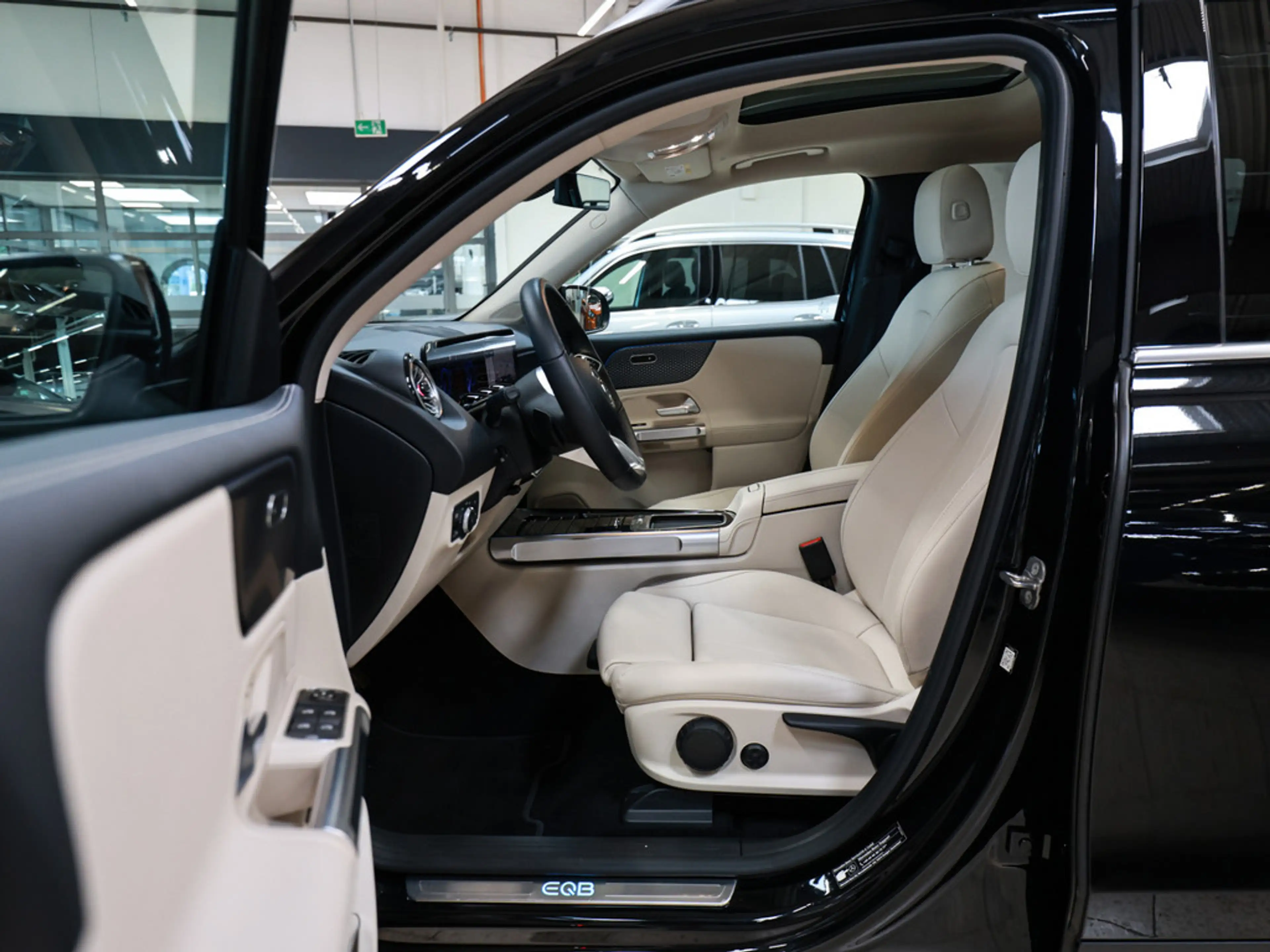 Mercedes-Benz EQB 250 + Progressive Advanced+ ACC PANO LED — photo 13