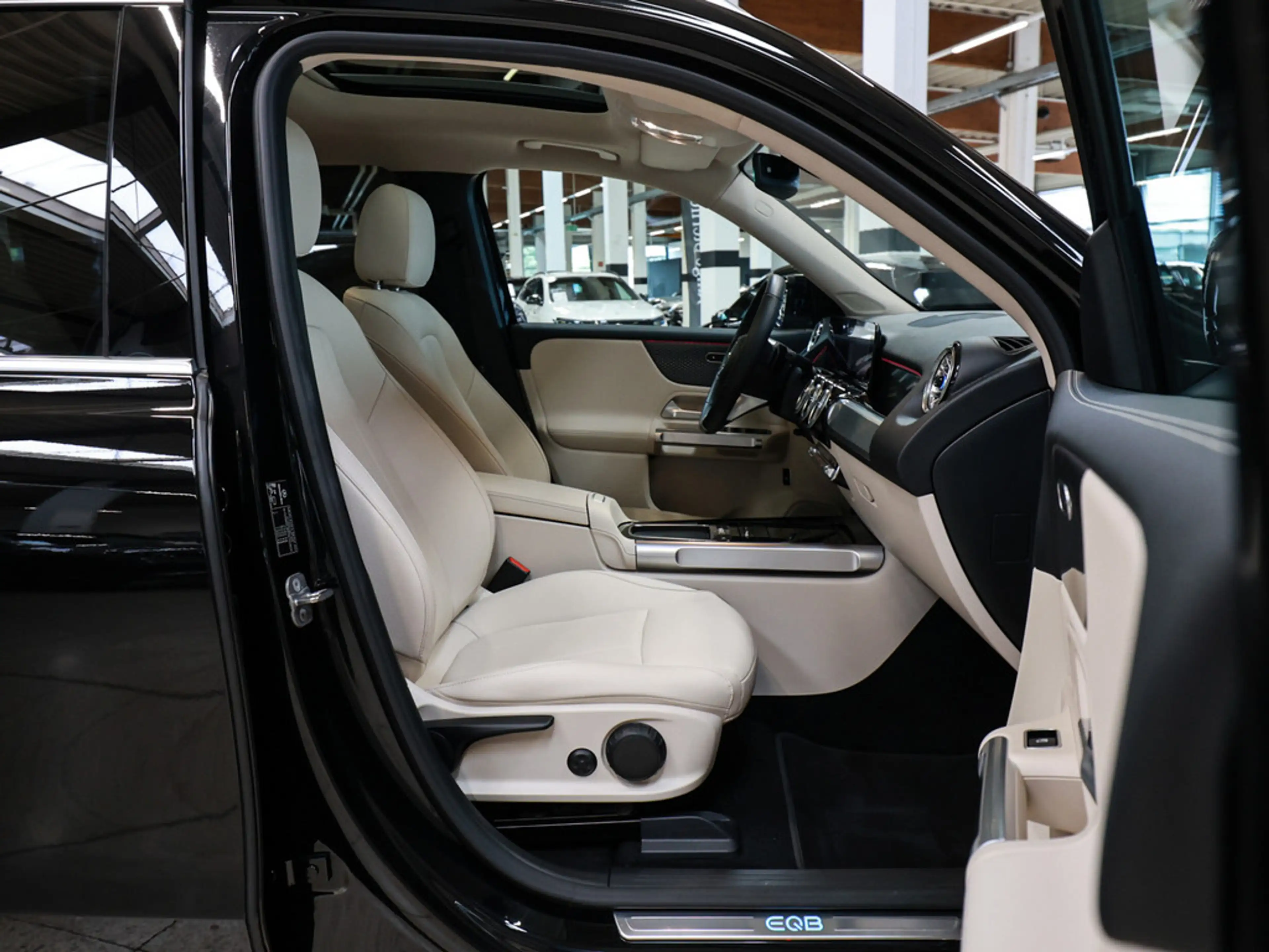 Mercedes-Benz EQB 250 + Progressive Advanced+ ACC PANO LED — photo 5