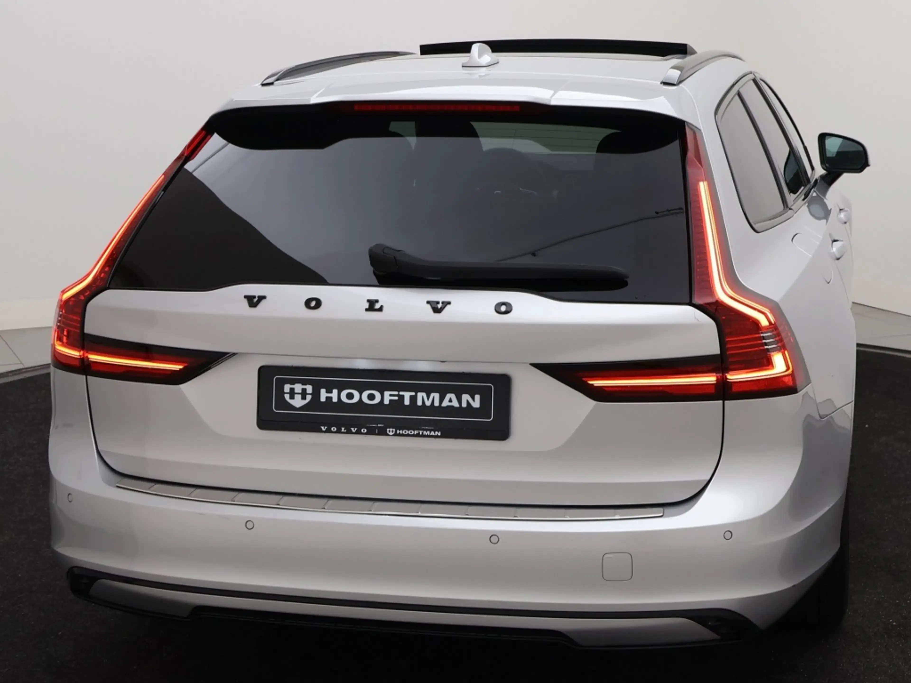 Volvo V90 B4 AUT(8) R-DESIGN SCHUIFDAK 20INCH HARMAN KARDON — photo 5