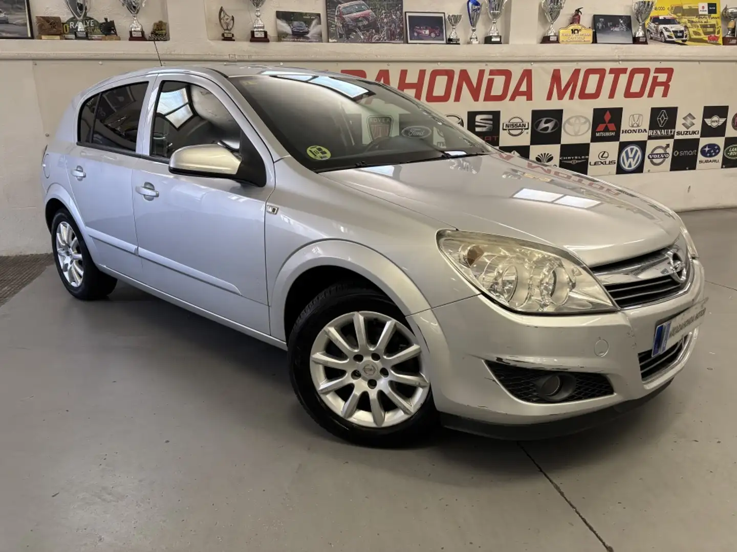 Opel Astra 1.7CDTi Enjoy Plateado - 2