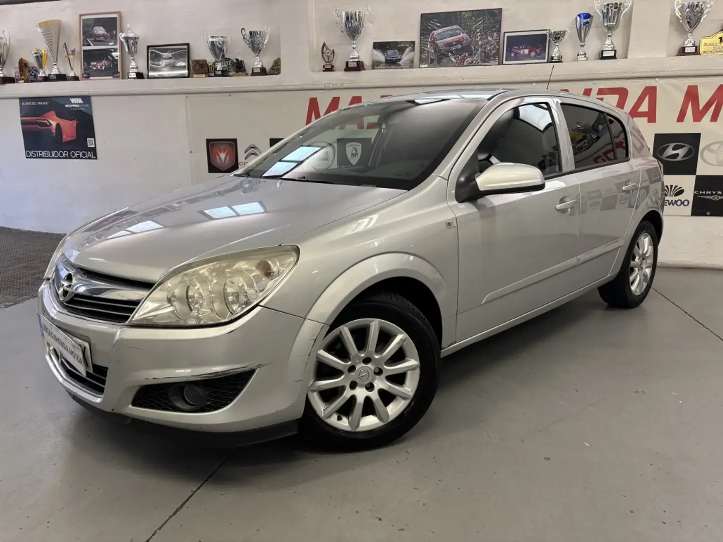 Opel Astra 1.7CDTi Enjoy Plateado - 1