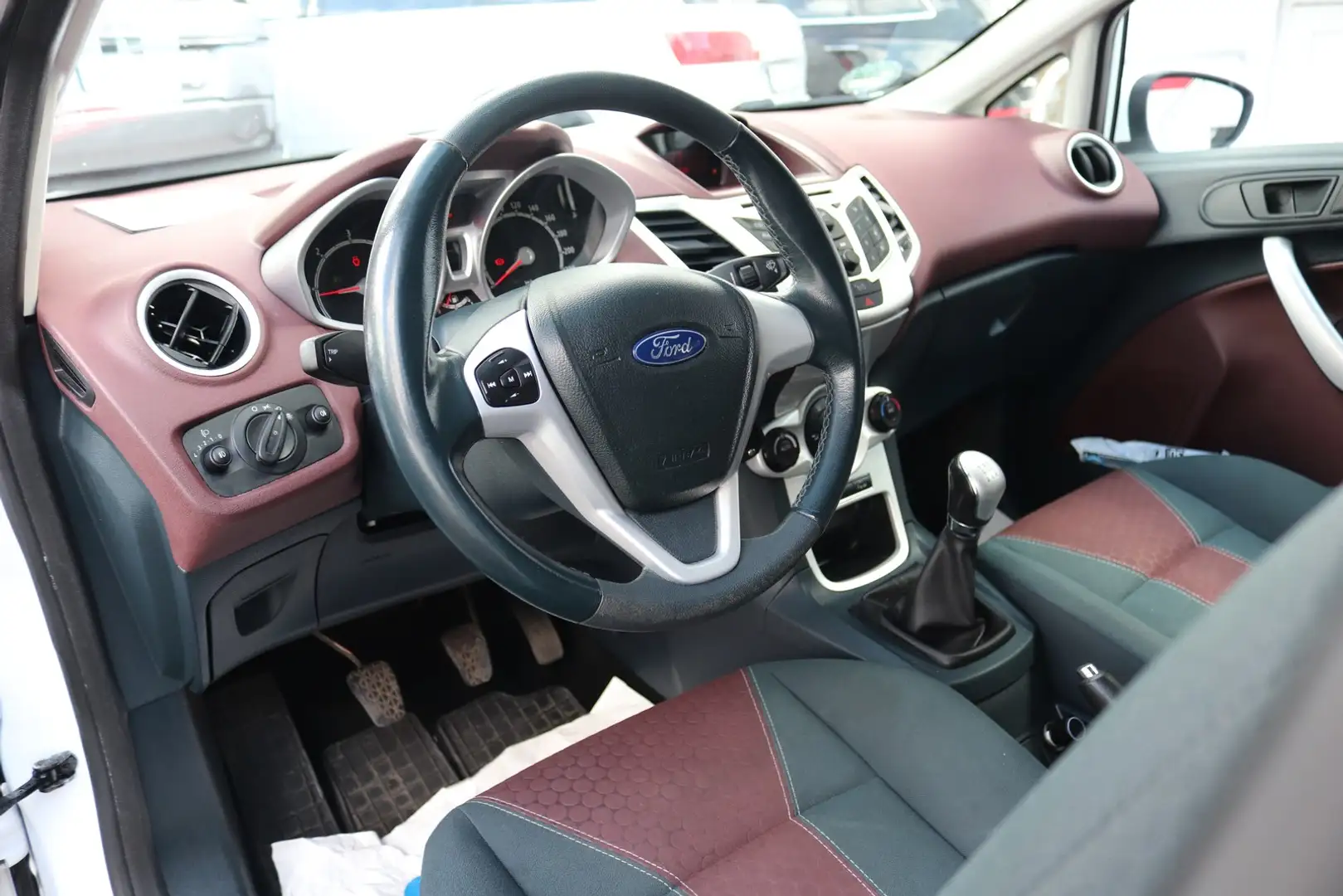 Ford Fiesta 1.6 TDCi Titanium StandHz*Klimaaut.*PDC* Weiß - 2