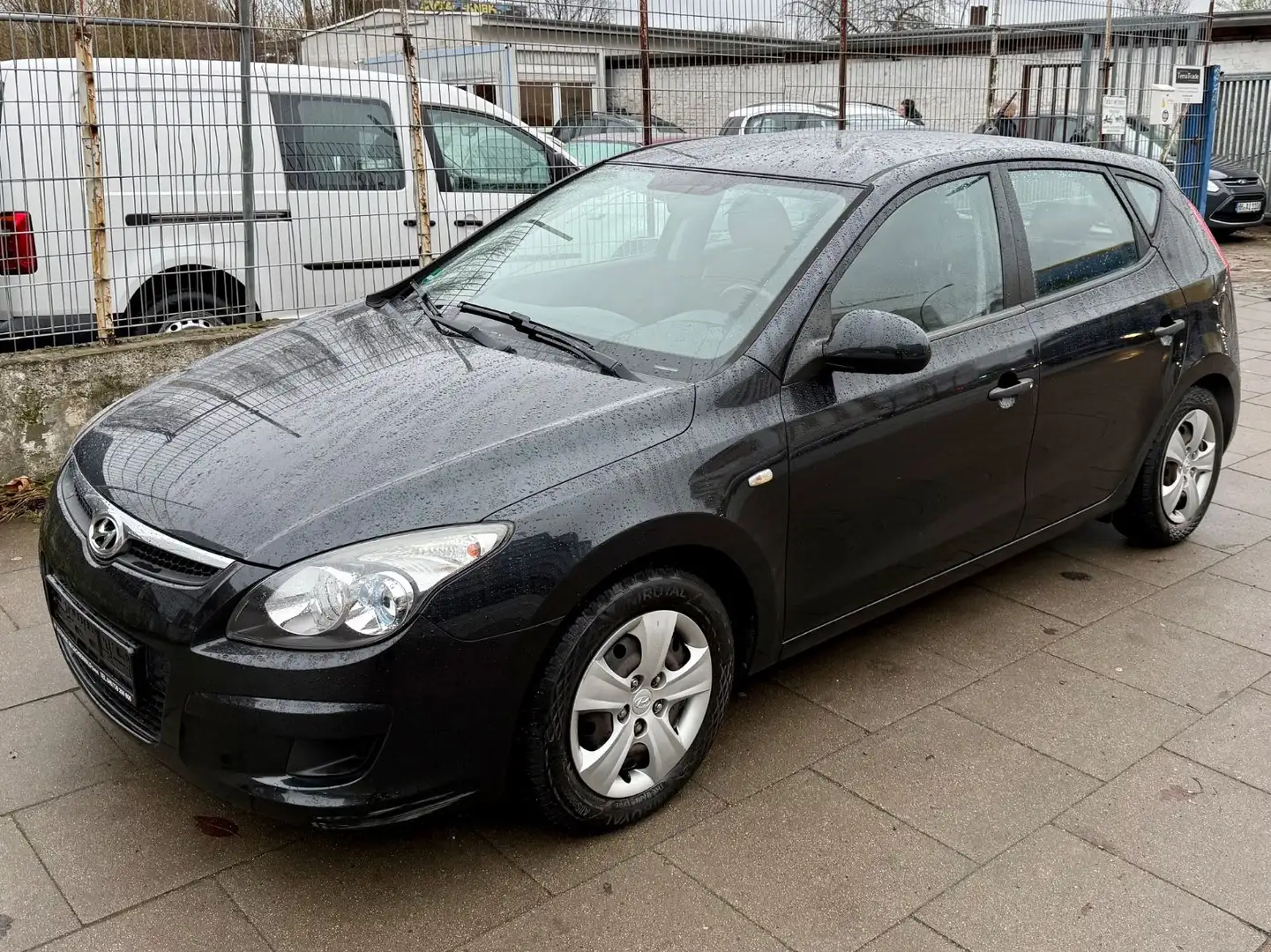Hyundai i30 Edition+ / TÜV NEU Schwarz - 2